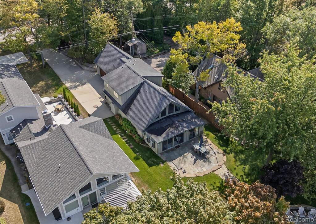 6 Bedroom Single Family Home/House's Image 3