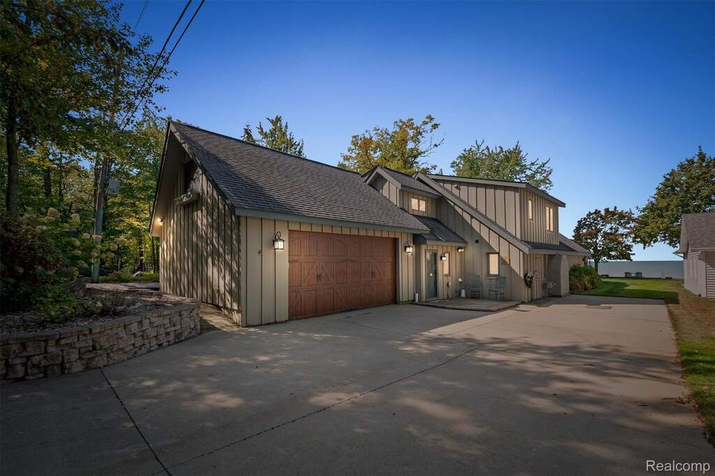6 Bedroom Single Family Home/House's Image 5