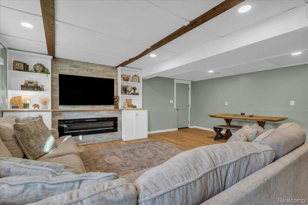 7 Bedroom Single Family Home/House's Image 21