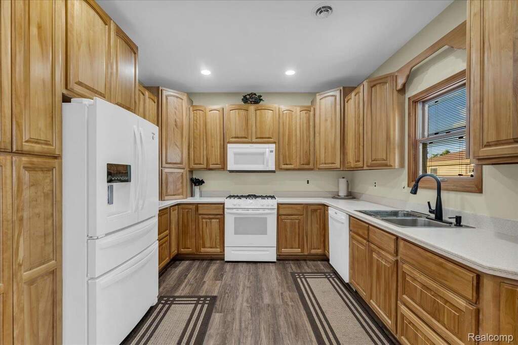 7 Bedroom Single Family Home/House's Image 29