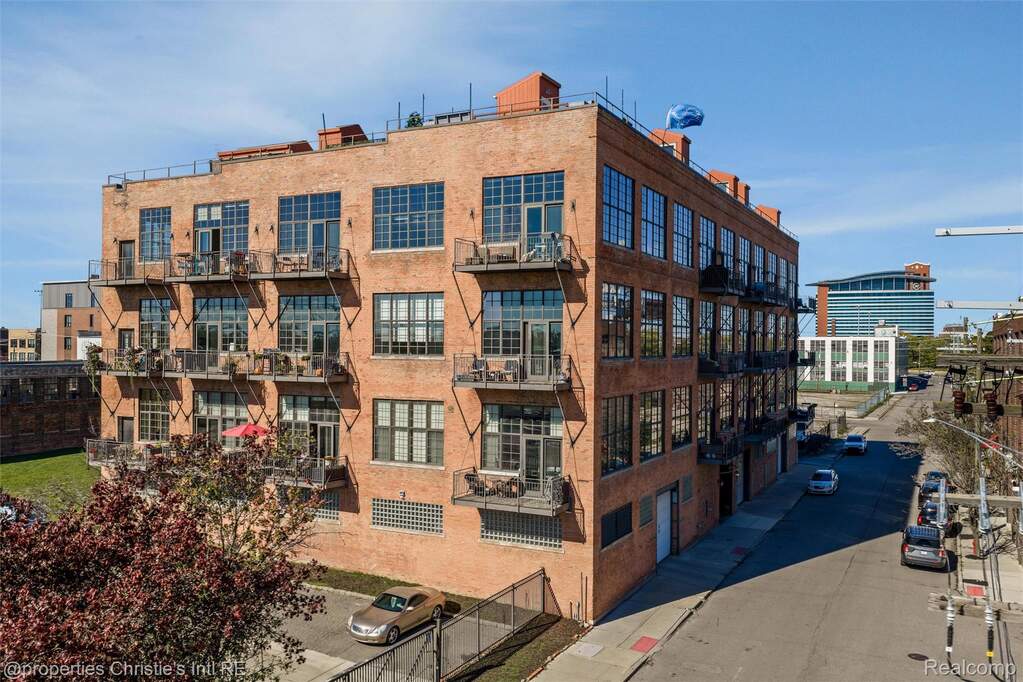View of apartment building / complex