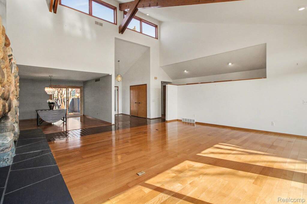 5 Bedroom Single Family Home/House's Image 11