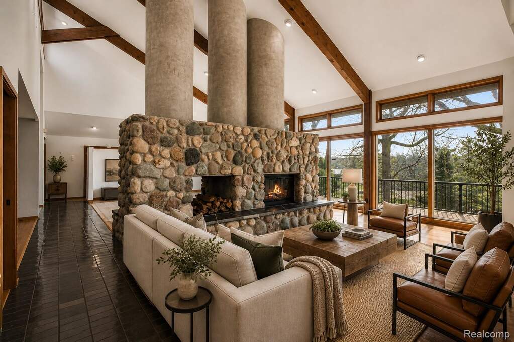 5 Bedroom Single Family Home/House's Image 14