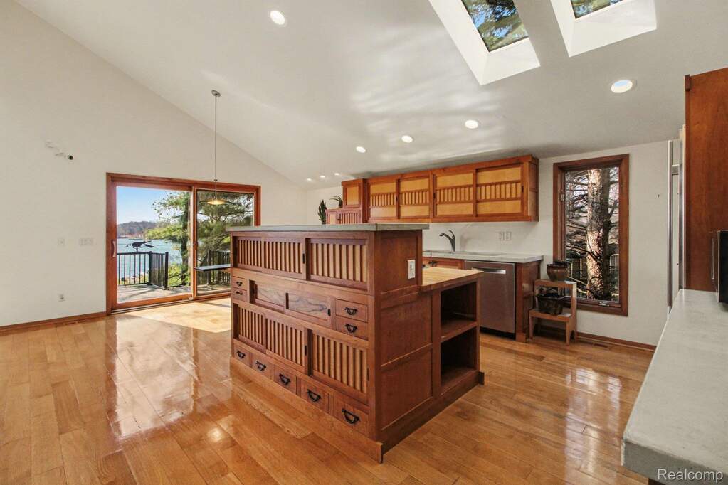 5 Bedroom Single Family Home/House's Image 17