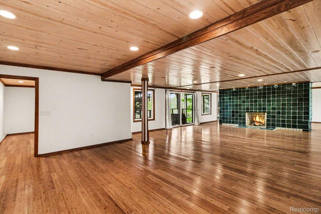 5 Bedroom Single Family Home/House's Image 35