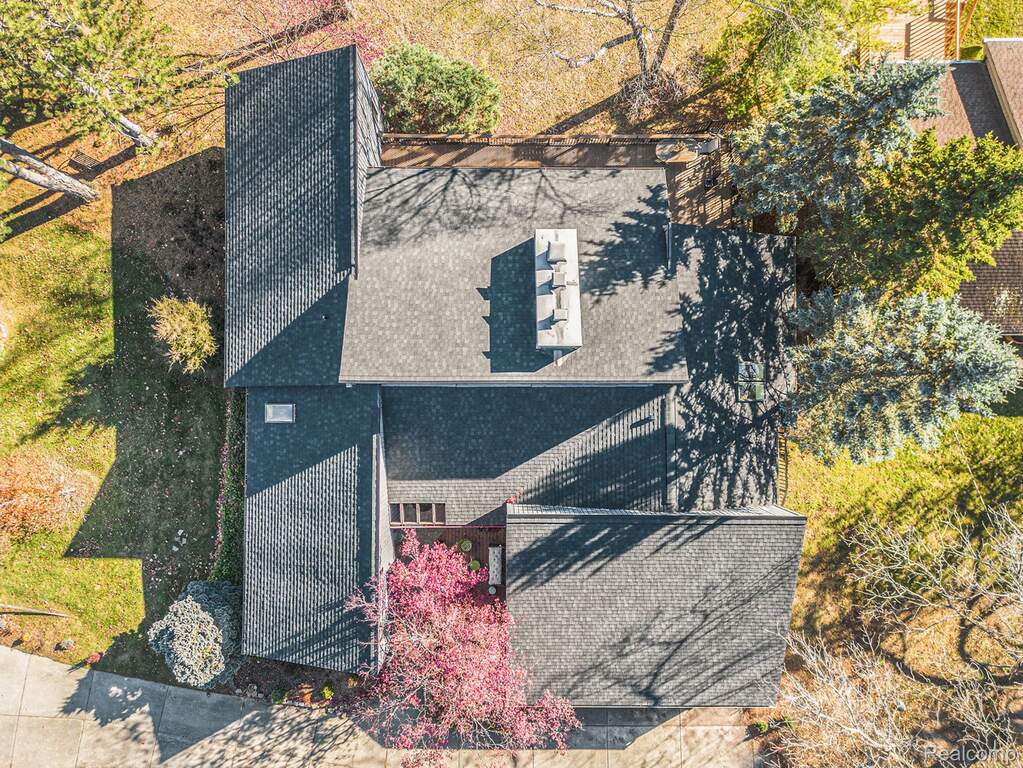 5 Bedroom Single Family Home/House's Image 6