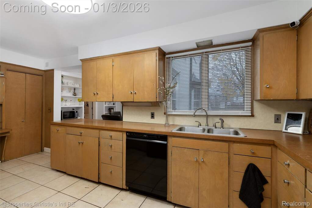 5 Bedroom Single Family Home/House's Image 12