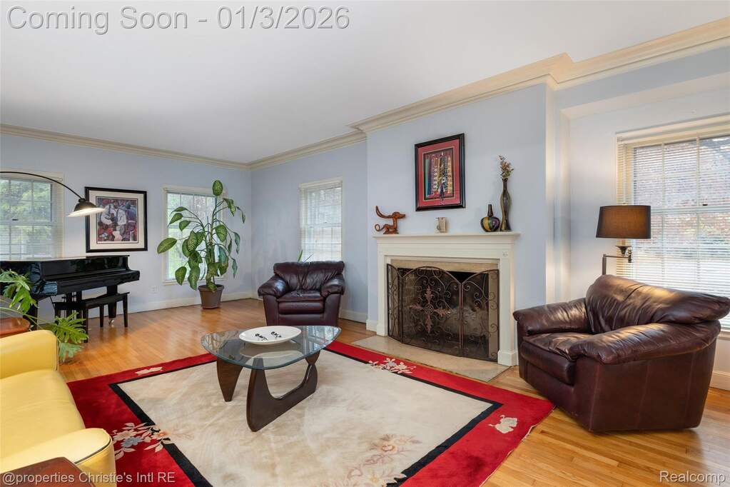 5 Bedroom Single Family Home/House's Image 3