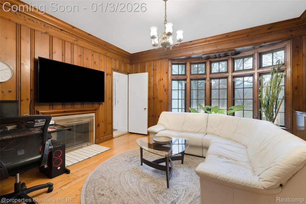 5 Bedroom Single Family Home/House's Image 6