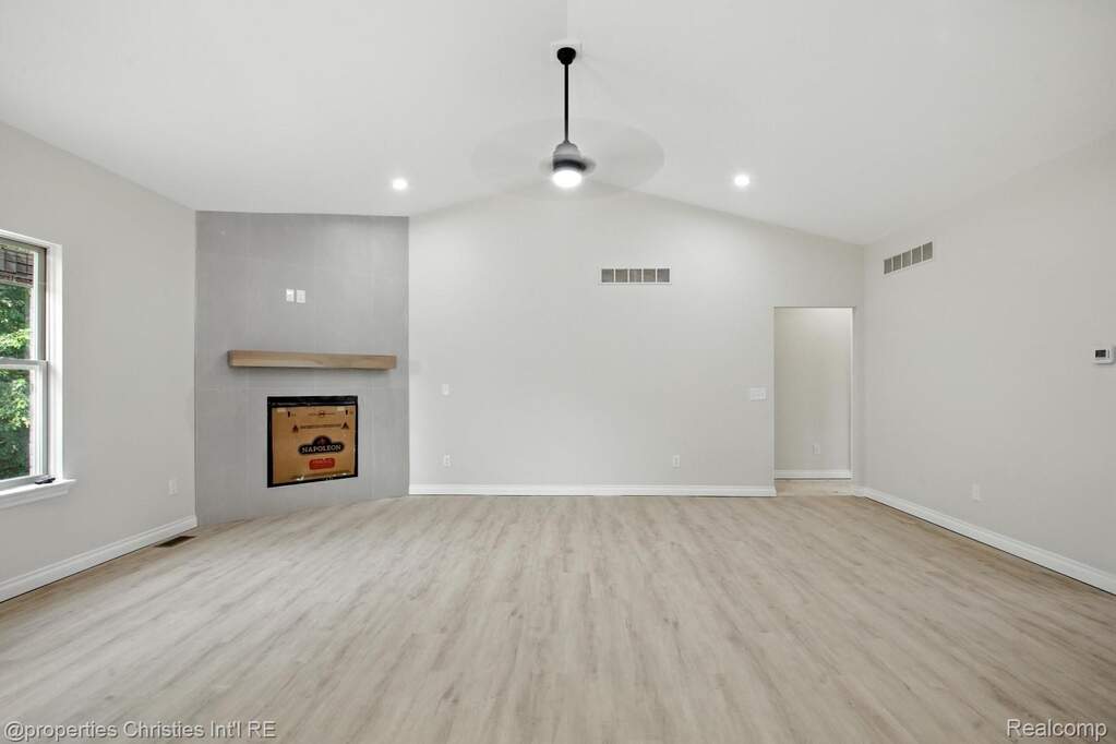 4 Bedroom Single Family Home/House's Image 8
