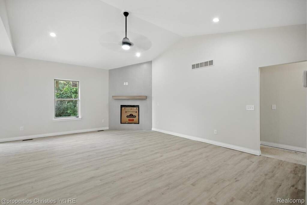 4 Bedroom Single Family Home/House's Image 10