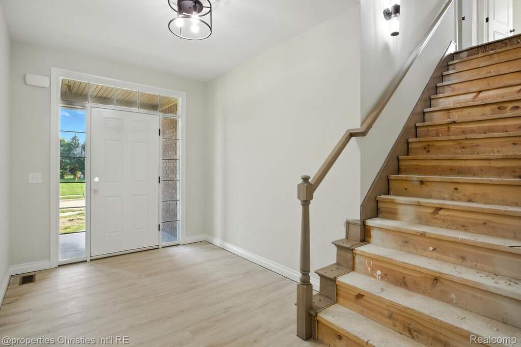 4 Bedroom Single Family Home/House's Image 3