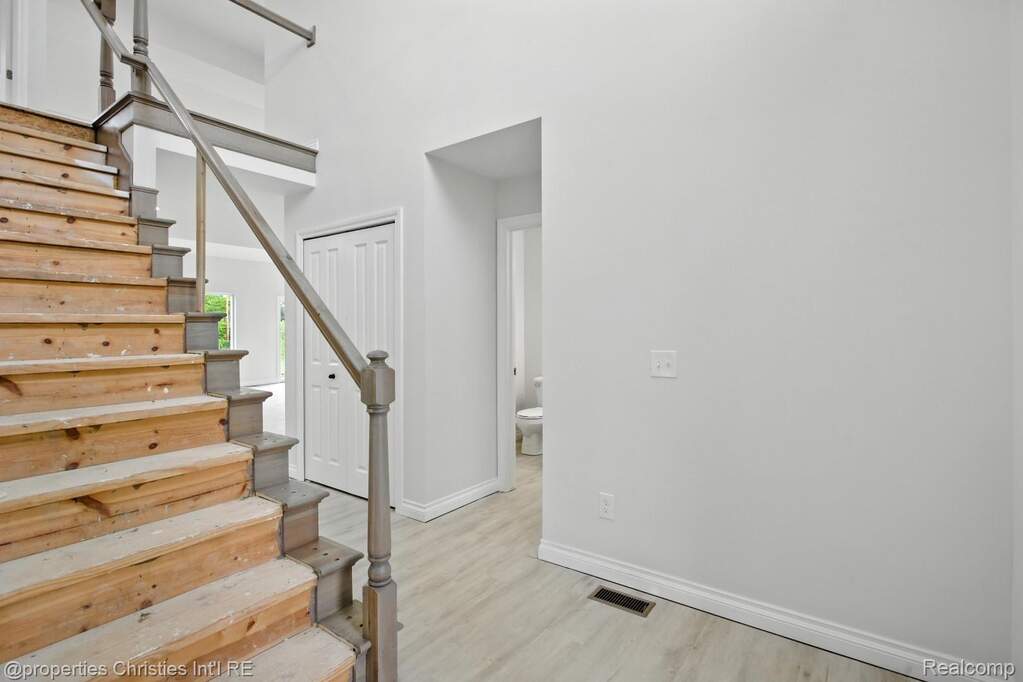 6 Bedroom Single Family Home/House's Image 8