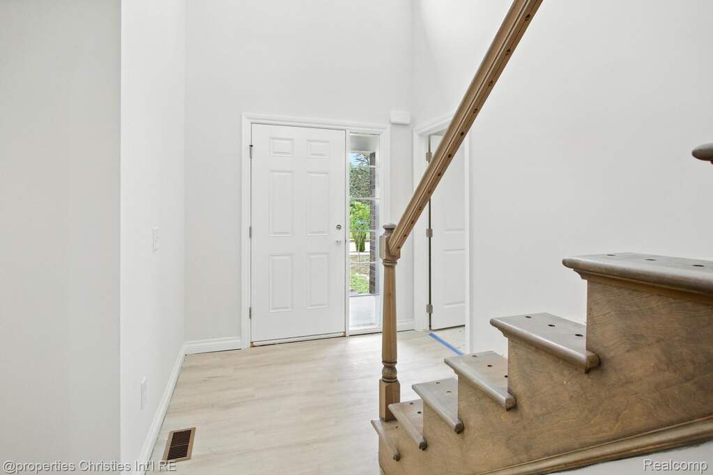 6 Bedroom Single Family Home/House's Image 9