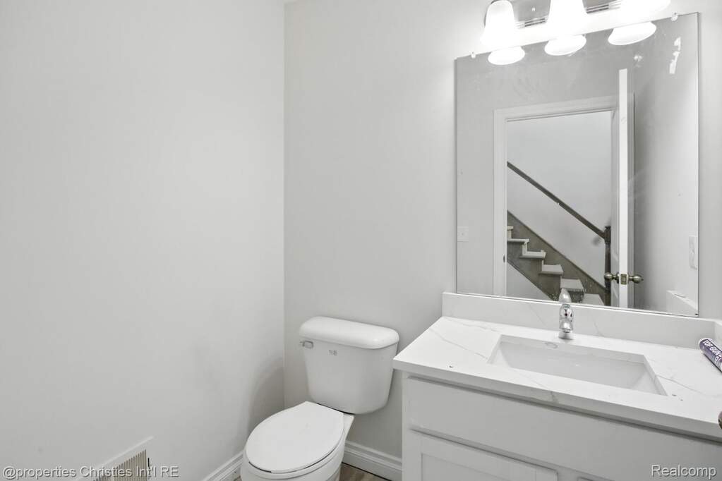 6 Bedroom Single Family Home/House's Image 11