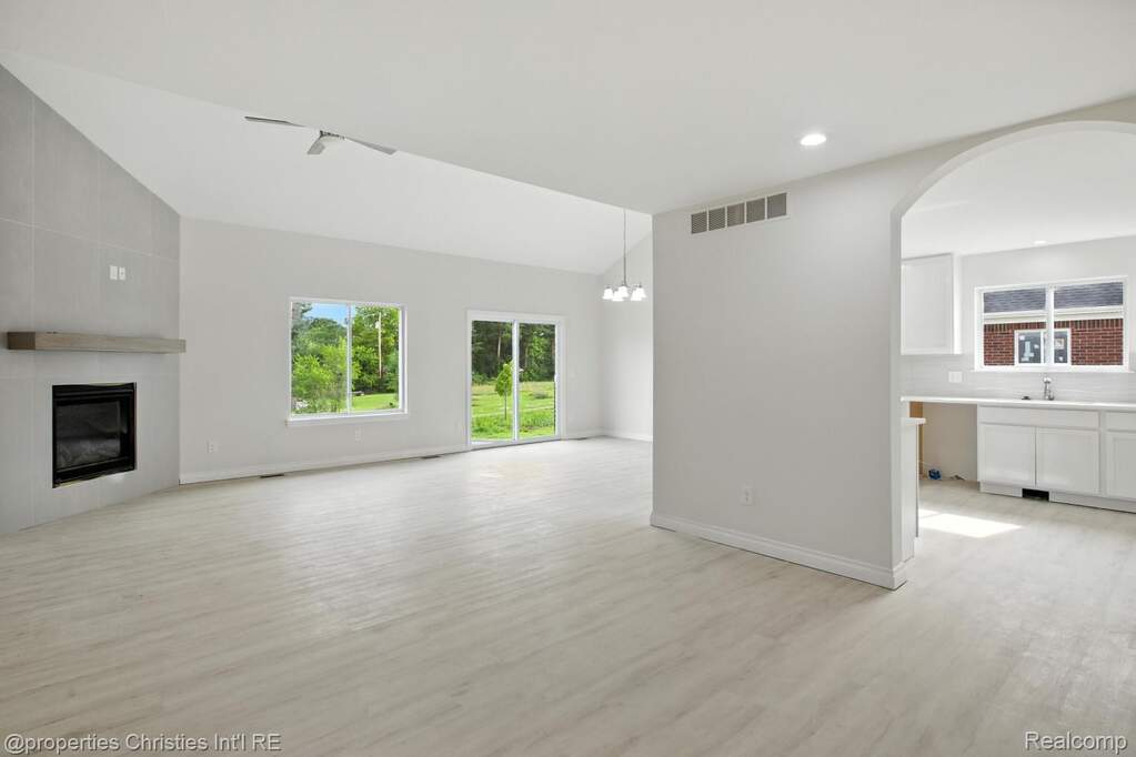 6 Bedroom Single Family Home/House's Image 12