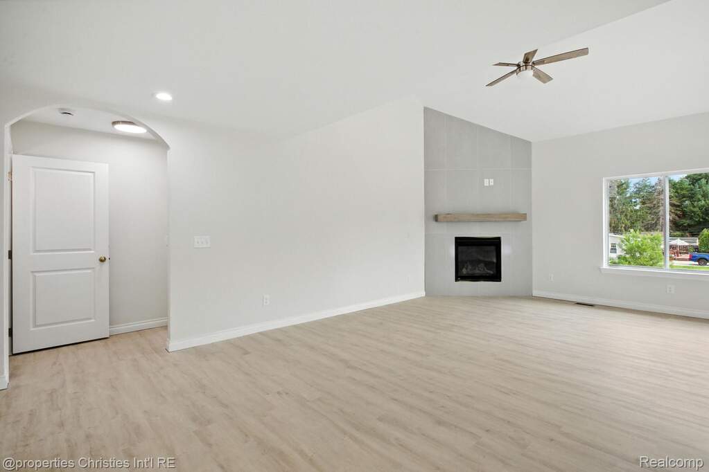 6 Bedroom Single Family Home/House's Image 13