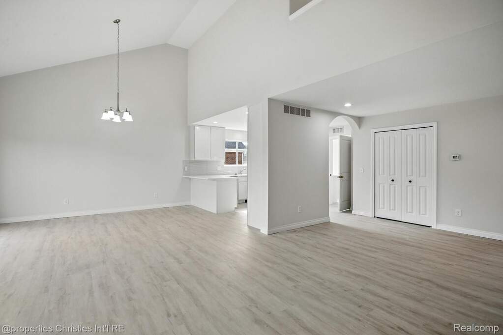 6 Bedroom Single Family Home/House's Image 14