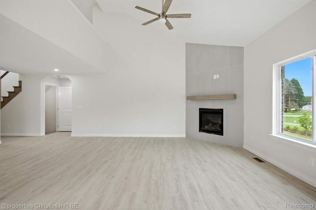 6 Bedroom Single Family Home/House's Image 15