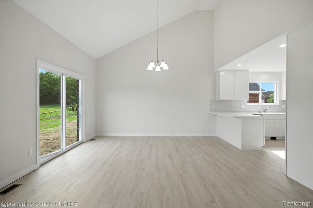 6 Bedroom Single Family Home/House's Image 16