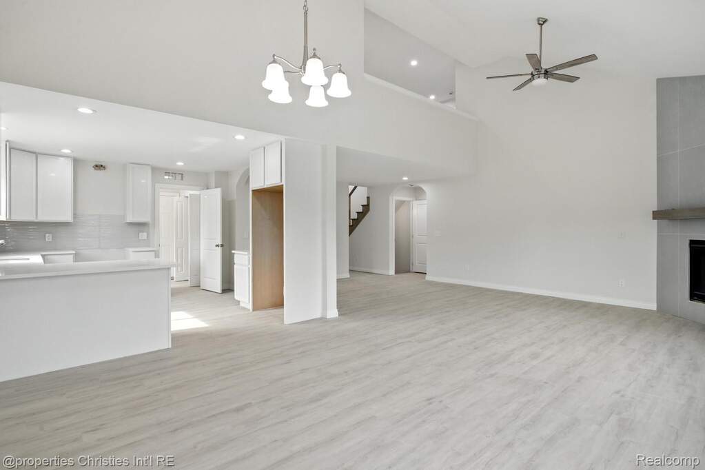 6 Bedroom Single Family Home/House's Image 17