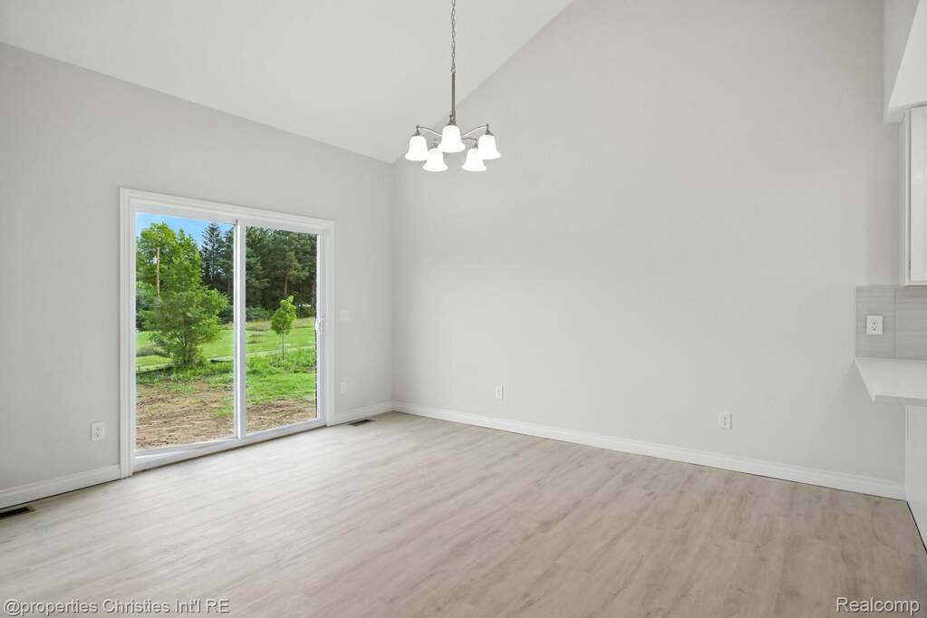 6 Bedroom Single Family Home/House's Image 18