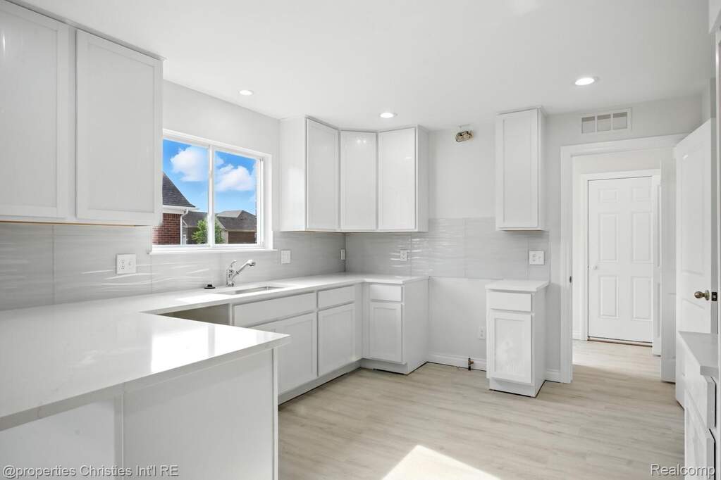 6 Bedroom Single Family Home/House's Image 19