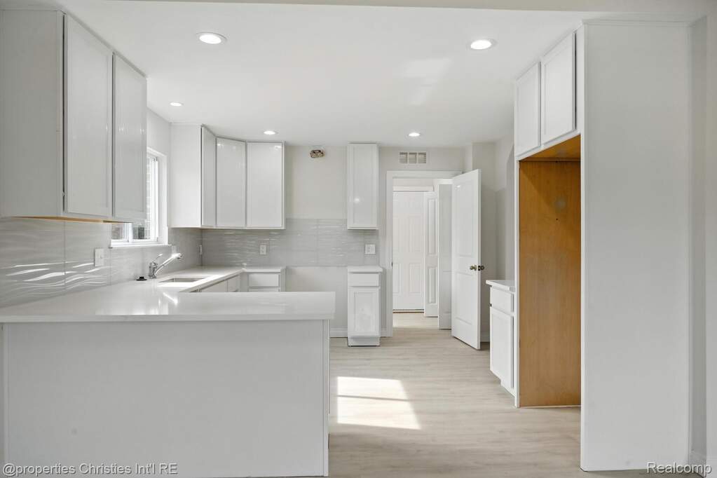 6 Bedroom Single Family Home/House's Image 20
