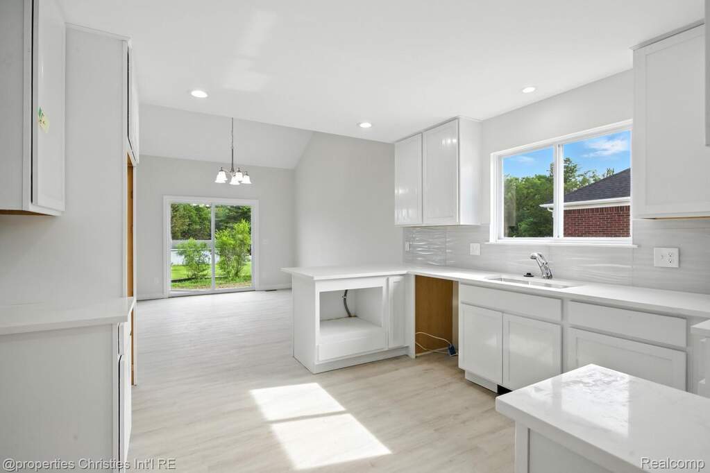 6 Bedroom Single Family Home/House's Image 21