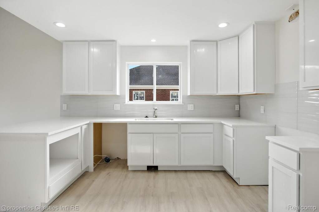 6 Bedroom Single Family Home/House's Image 22