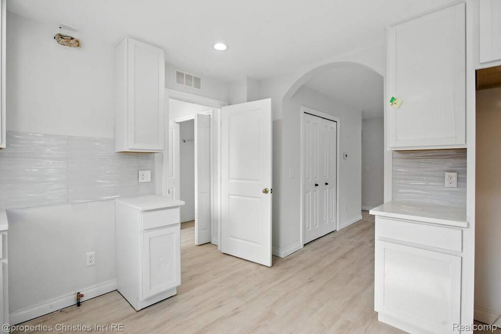 6 Bedroom Single Family Home/House's Image 23