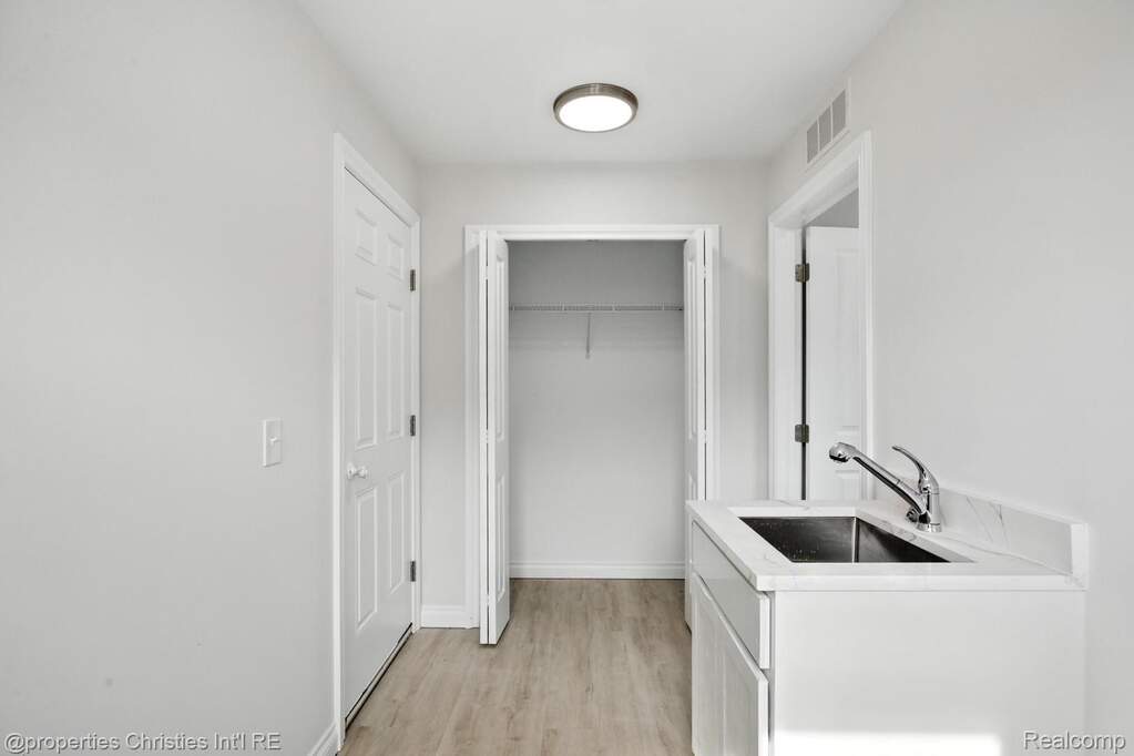 6 Bedroom Single Family Home/House's Image 24