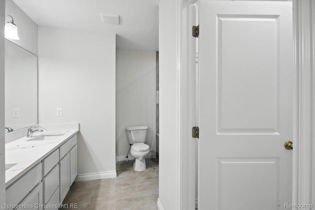 6 Bedroom Single Family Home/House's Image 28