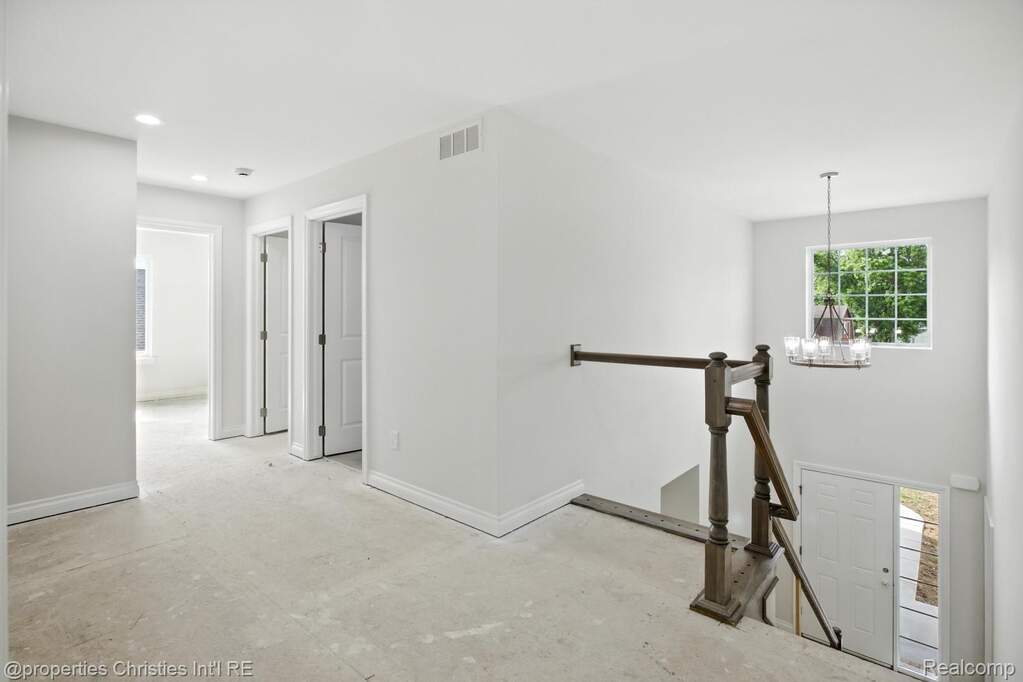 6 Bedroom Single Family Home/House's Image 32