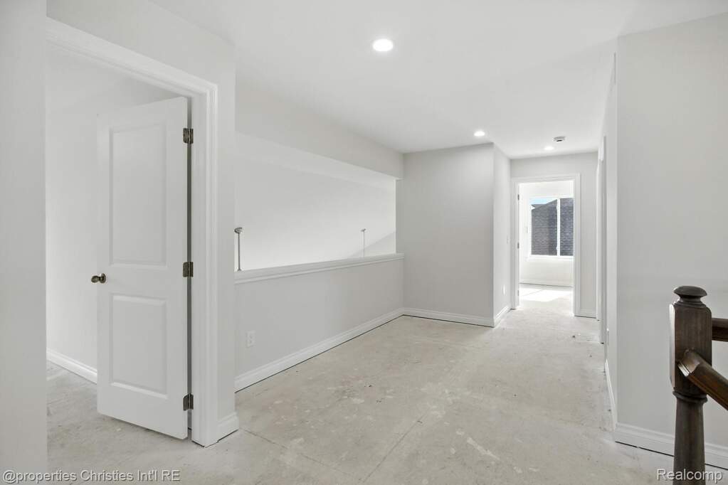 6 Bedroom Single Family Home/House's Image 33