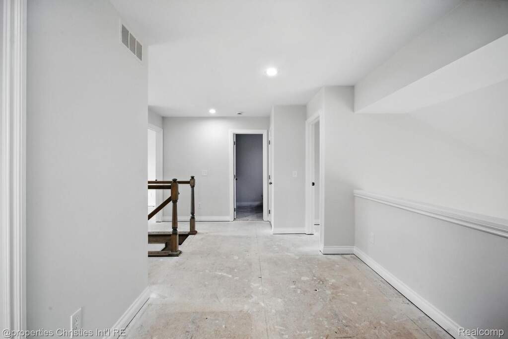 6 Bedroom Single Family Home/House's Image 34