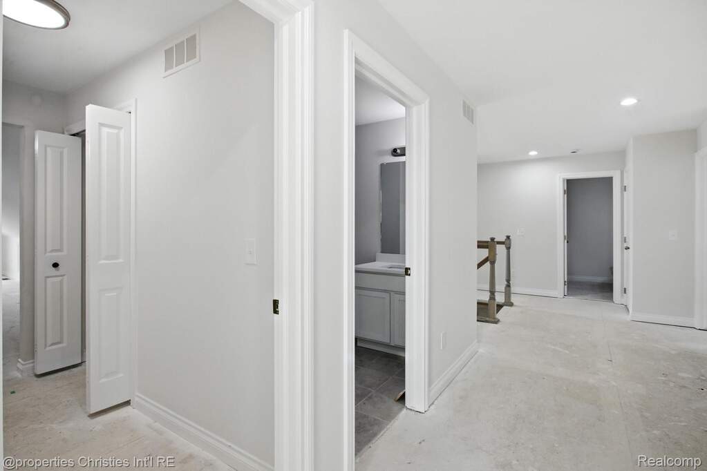 6 Bedroom Single Family Home/House's Image 35