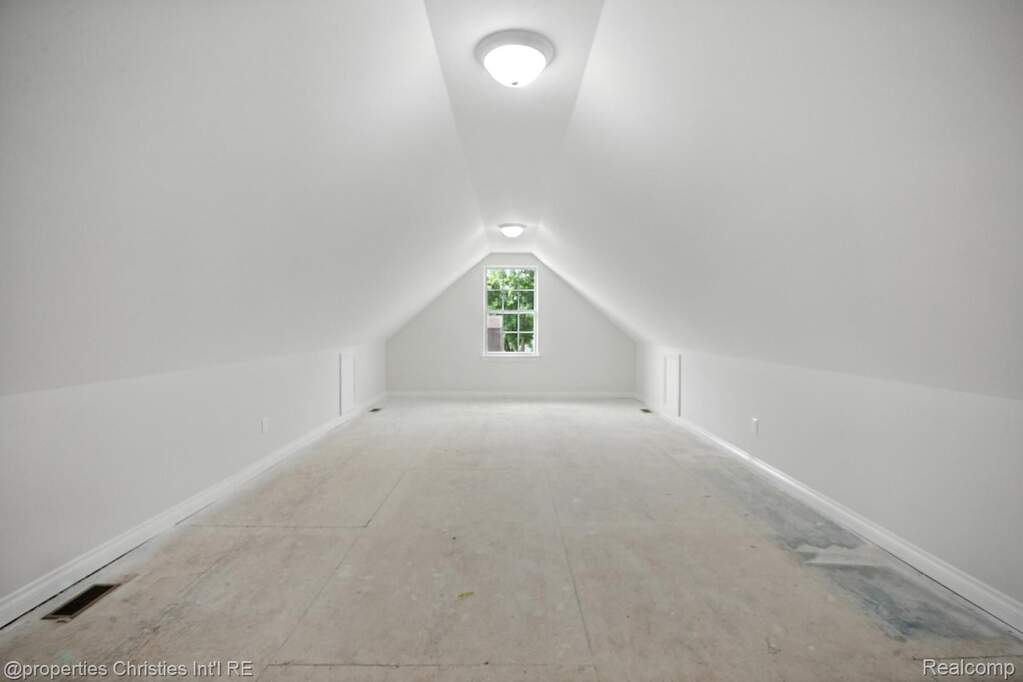 6 Bedroom Single Family Home/House's Image 36