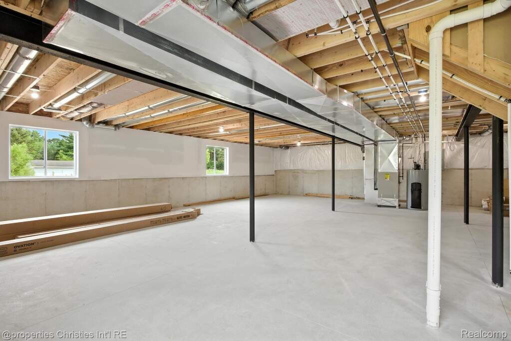 6 Bedroom Single Family Home/House's Image 3