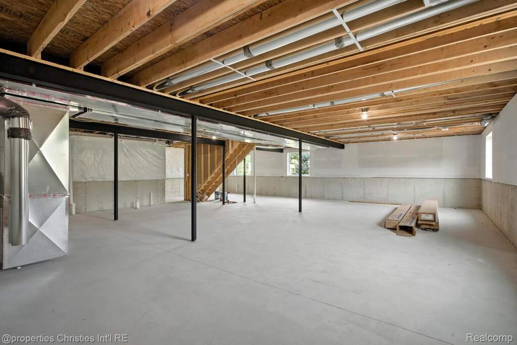 6 Bedroom Single Family Home/House's Image 4