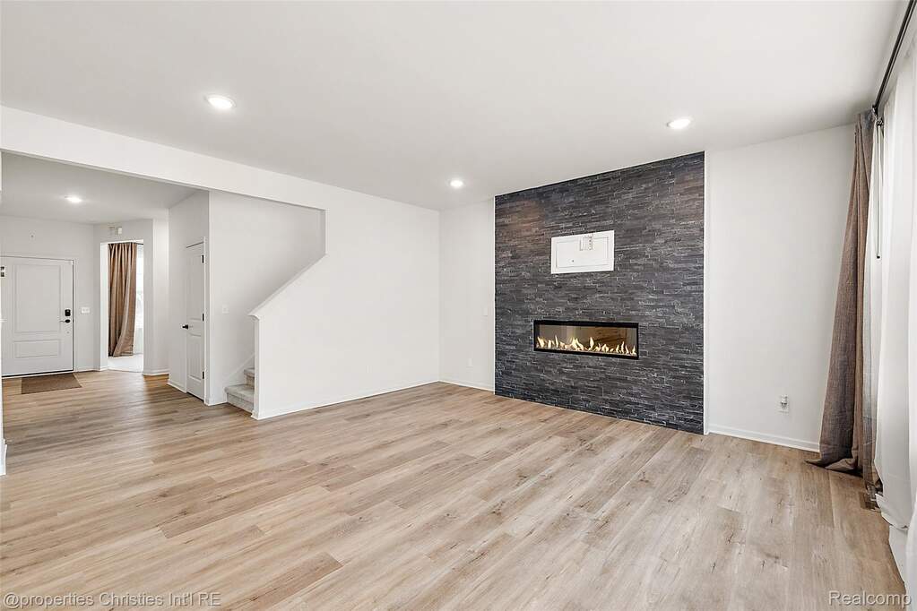 4 Bedroom Single Family Home/House's Image 8