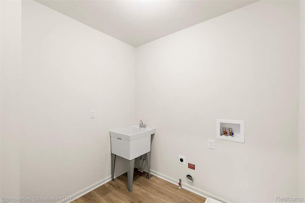 4 Bedroom Single Family Home/House's Image 40