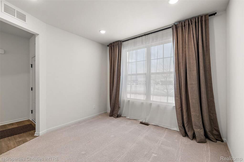 4 Bedroom Single Family Home/House's Image 3
