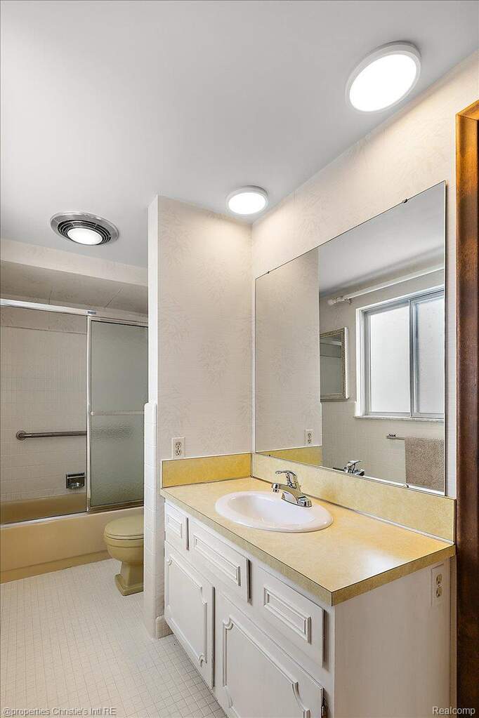 3 Bedroom Single Family Home/House's Image 35