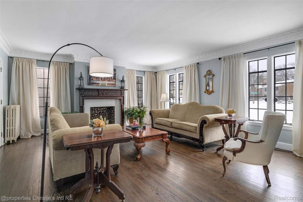 6 Bedroom Single Family Home/House's Image 7