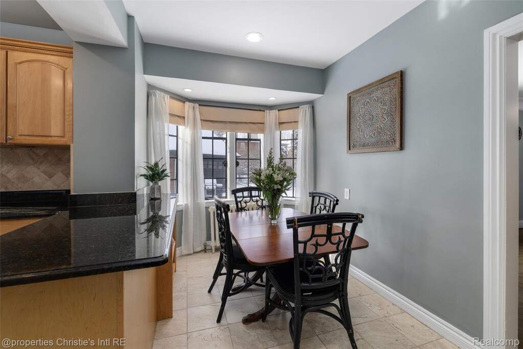 6 Bedroom Single Family Home/House's Image 19