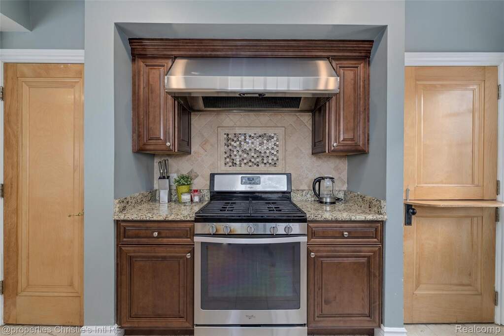 6 Bedroom Single Family Home/House's Image 22