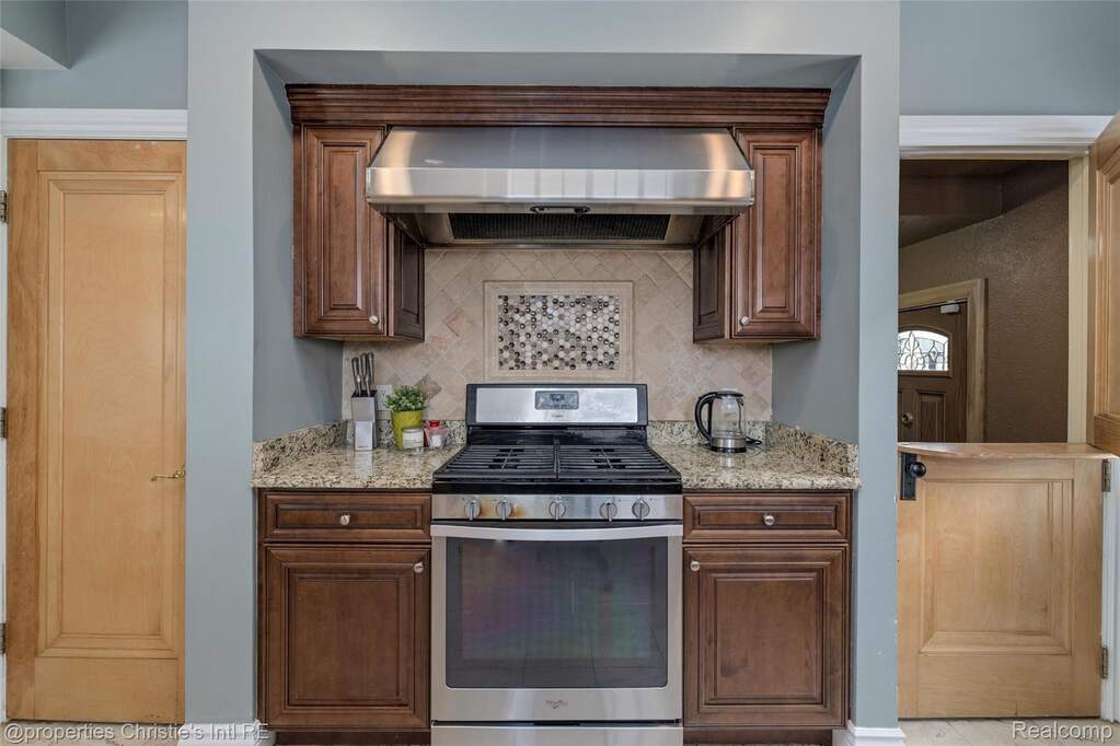 6 Bedroom Single Family Home/House's Image 23