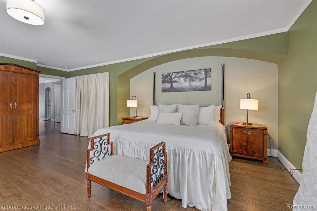 6 Bedroom Single Family Home/House's Image 26