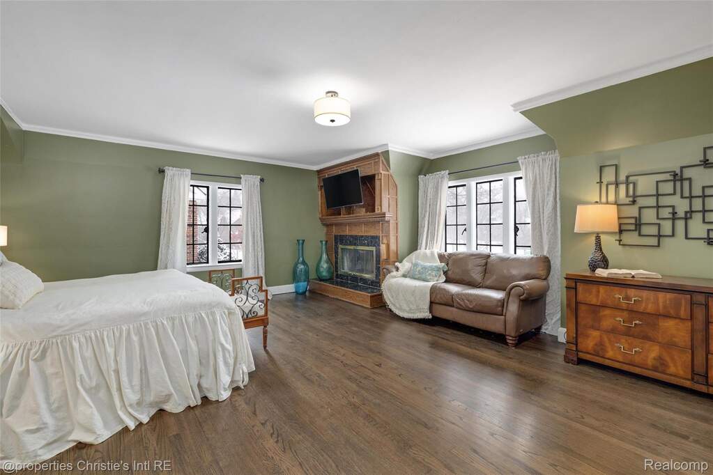 6 Bedroom Single Family Home/House's Image 27